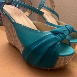 Size 7 women’s sandal wedges in color teal/turquoise